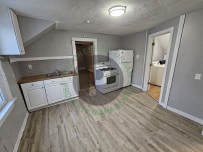 Building Photo - 4067 E 57th St