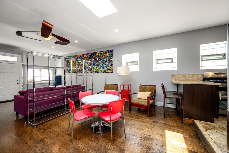 Building Photo - 1646 W Blackhawk St