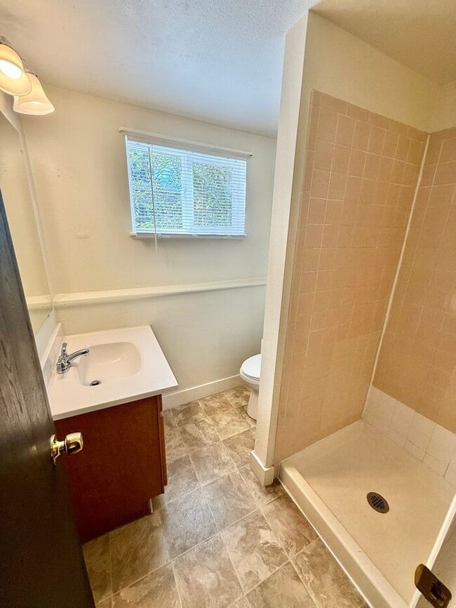 Building Photo - MOVE IN SPECIAL! $1,200 OFF FIRST FULL MON...