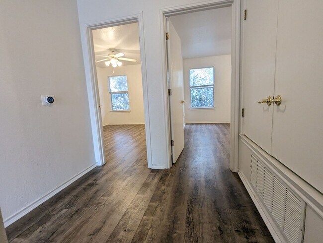 Building Photo - 3 Bed / 2 Bath Home with Private Backyard