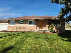 Building Photo - Beautiful single family home just minutes from Argonne and Upriver Drive!