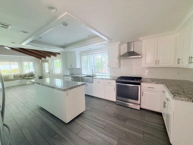 Building Photo - Large 2-story 4 bed, 3 bath on huge lot