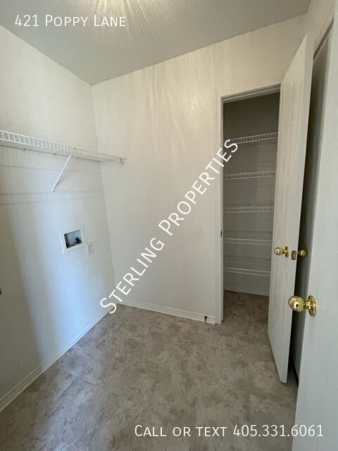 Building Photo - 421 Poppy Ln