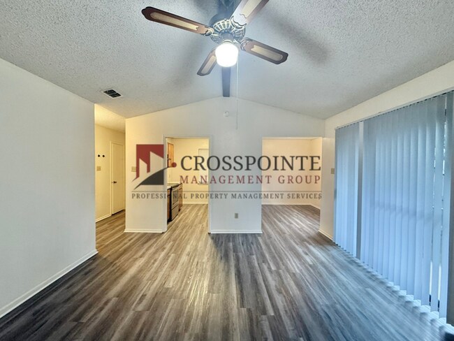 Building Photo - Available! 2 Bedroom 1 Bath Duplex in Longview!
