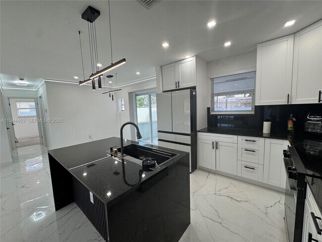 Building Photo - 8600 Taft St