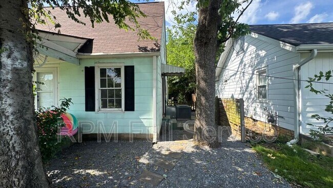 Building Photo - 423 Maple St
