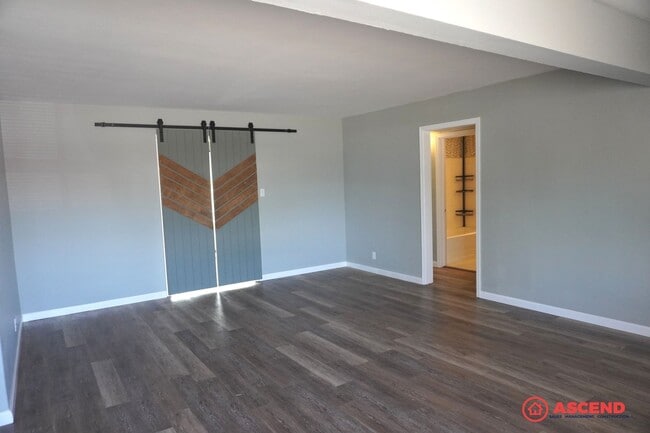 Building Photo - Newly Remodeled in Oildale Area