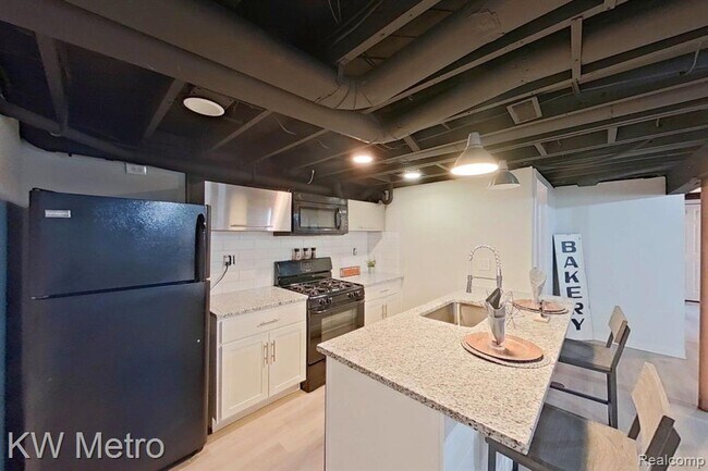 Building Photo - 695 Livernois St