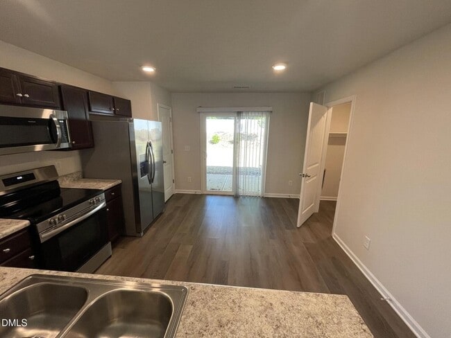 Building Photo - 1028 Peony Ln