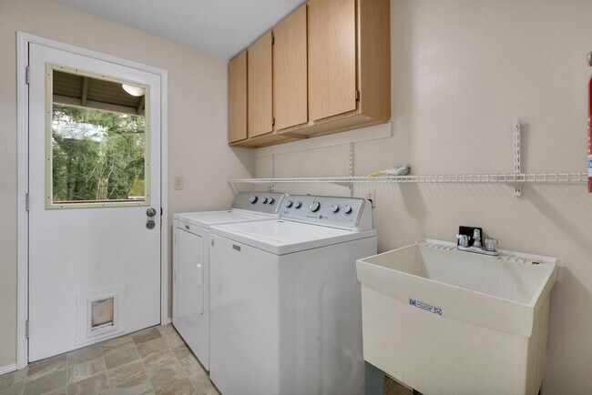 Building Photo - Spacious 3BR Home w/ Large Fenced Yard in Prime Woodinville Location