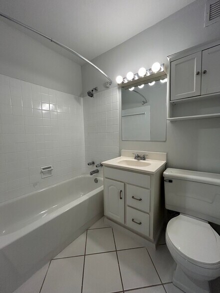 Building Photo - 1350 N Dearborn St