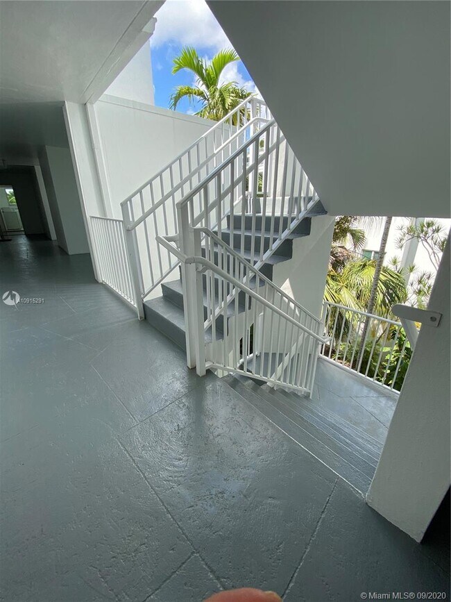 Building Photo - 9971 W Bay Harbor Dr