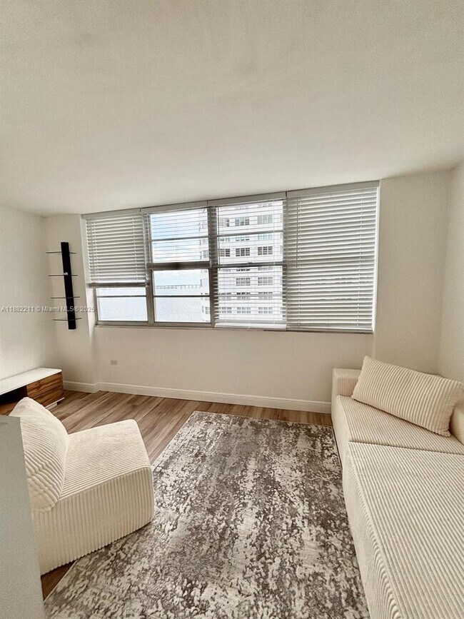 Building Photo - 801 Brickell Bay Dr