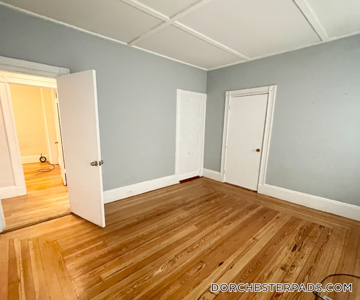 Building Photo - 10 Wave Ave