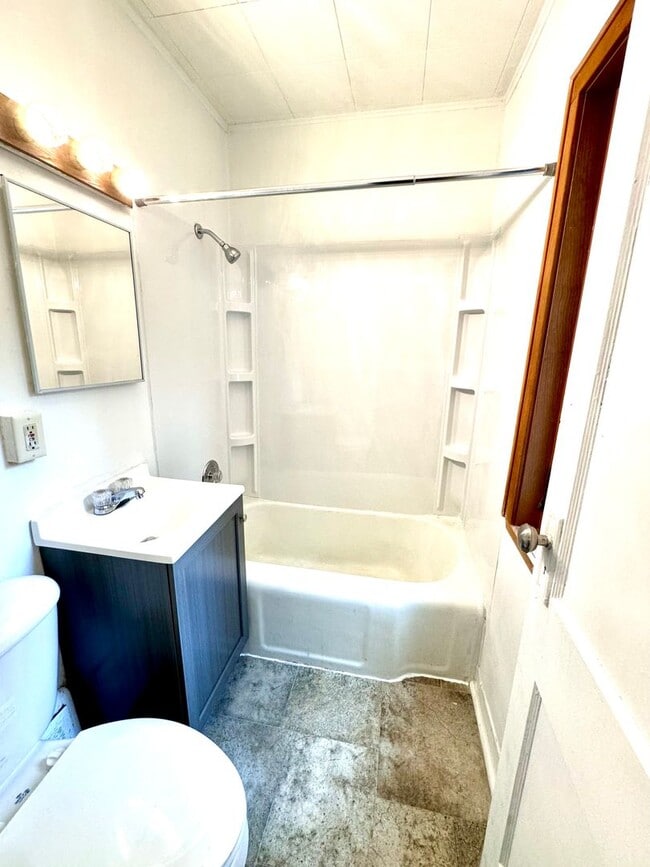 Building Photo - AVAILABLE August 15th - 2 BED, 1 BATH HOME