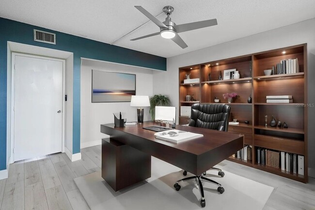 Building Photo - 4020 W Palm Aire Dr