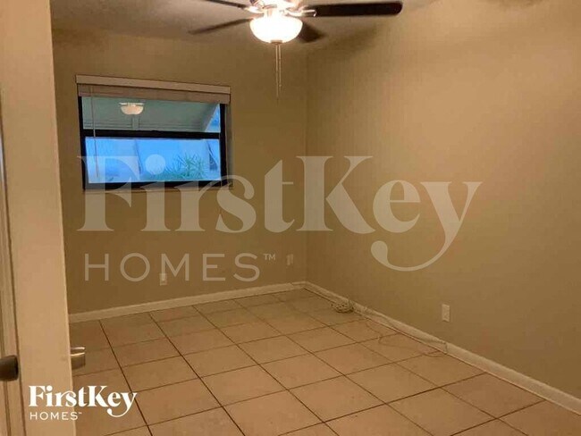 Building Photo - 1302 Crest Dr