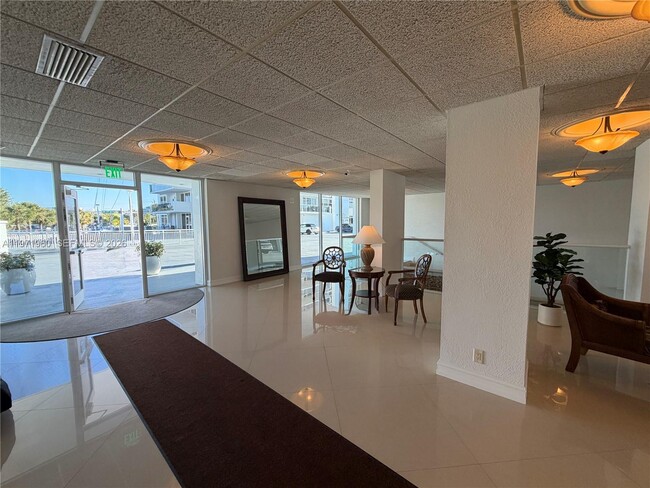 Building Photo - 2715 N Ocean Blvd