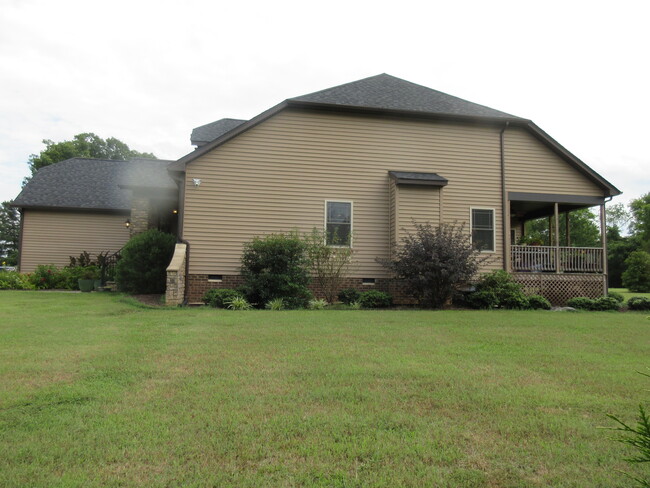 side view - 8445 Colemanden Dr