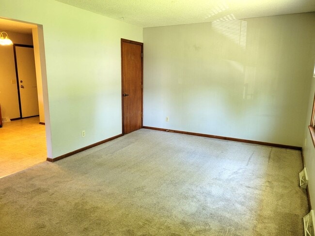 Building Photo - 2 Bedroom Duplex
