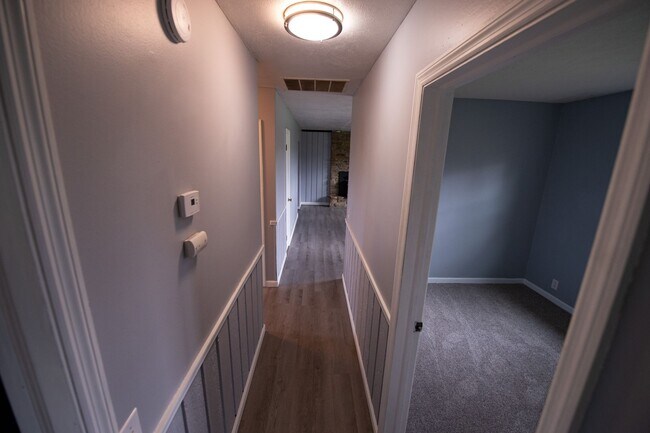 Building Photo - Lovely 3 Bed / 2 Bath in Private Setting--AVAILABLE NOW!!!