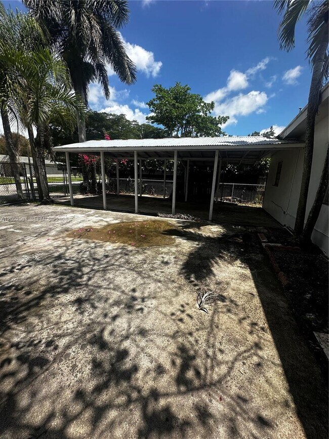 Building Photo - 821 SW 2nd St