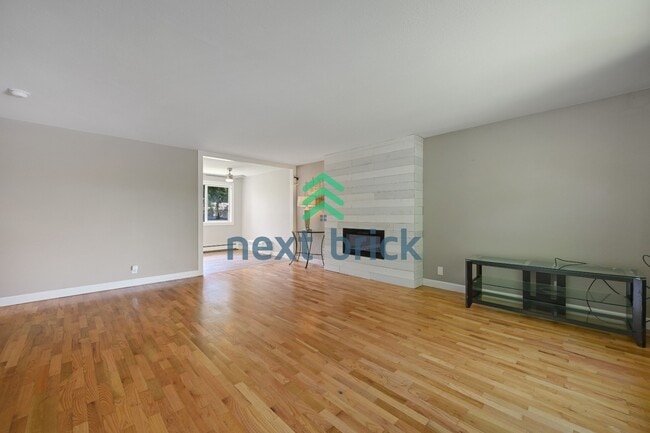 Building Photo - 4 Bed and 2 Bath Remodeled Single-family House Available!