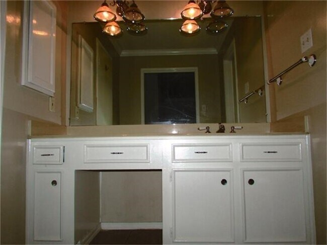 Building Photo - 2212 S Belmont Dr