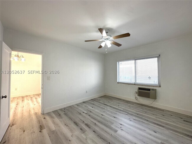 Building Photo - 955 Bay Dr E