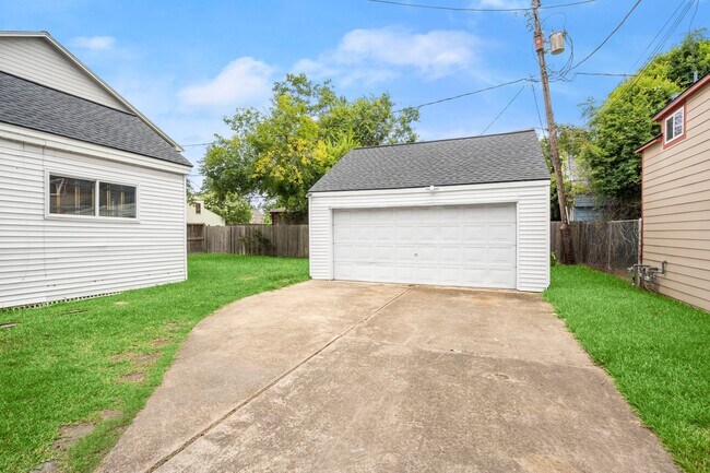 Building Photo - 3223 Charleston St