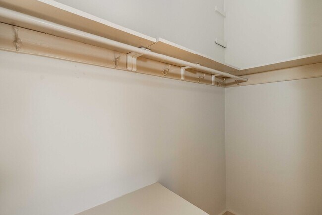 Building Photo - LARGE Full Floor 4BR/2BA. In-Unit Laundry, New Stainless Appliances!