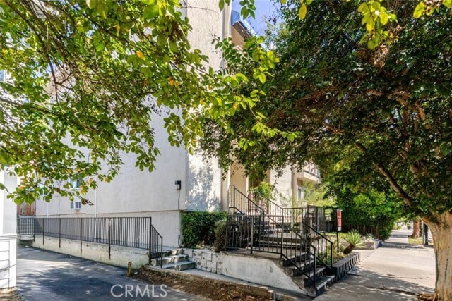 Building Photo - 13543 Moorpark St