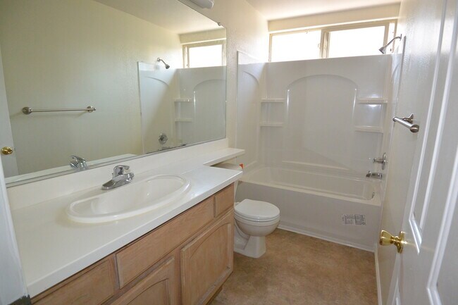 Building Photo - 3 bedroom 2 bathroom home in South East Vi...