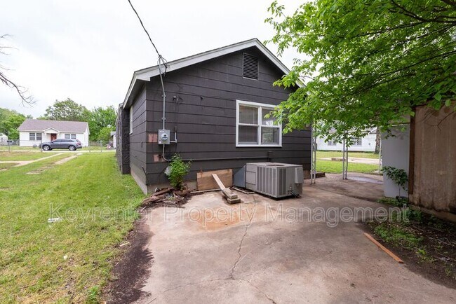 Building Photo - 526 S 39th W Ave