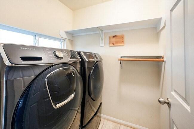 Building Photo - 10902 Barker View Dr