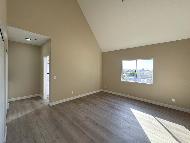 Building Photo - 156 S Oak Knoll Ave