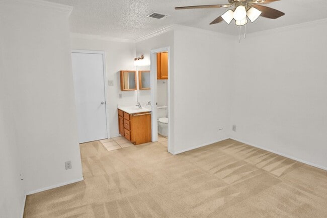 Building Photo - 12210 Apricot Dr