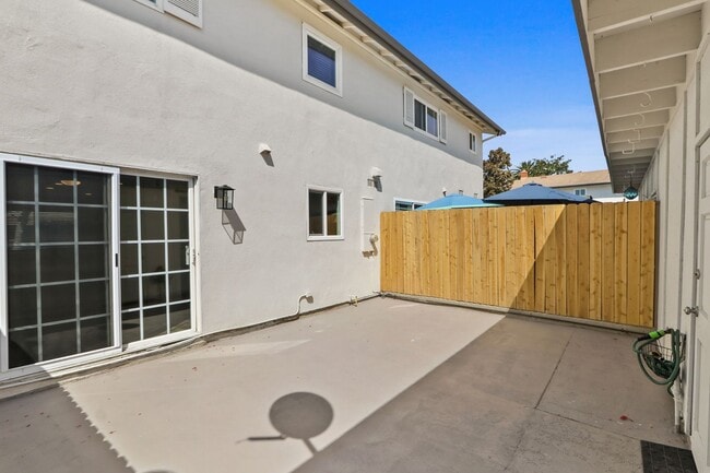 Building Photo - Spacious 3 Bedroom 2 Bath Available Now!