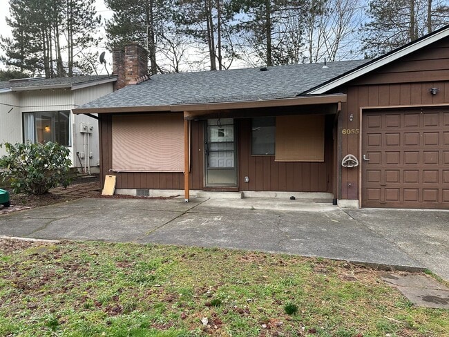 Building Photo - 2 Bedroom Duplex Off Oleson Road!