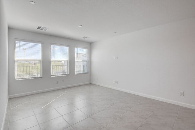 Building Photo - Like New Townhome at Falcon Ridge