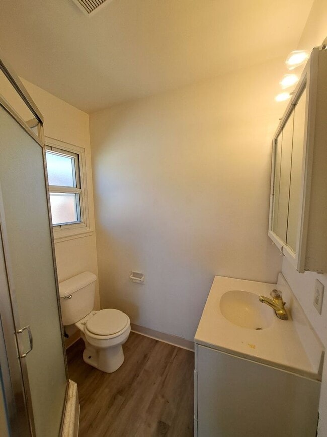 Building Photo - Amazing 3 Bedroom Home Near Cedar and Gett...