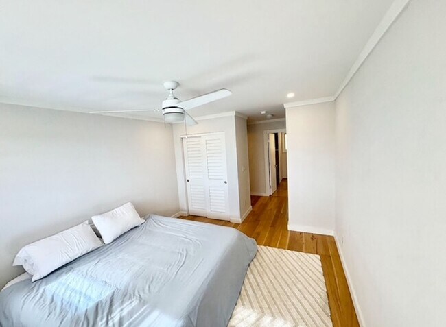 Building Photo - 3 Bedroom, 2 Bathroom Townhouse with a Lak...