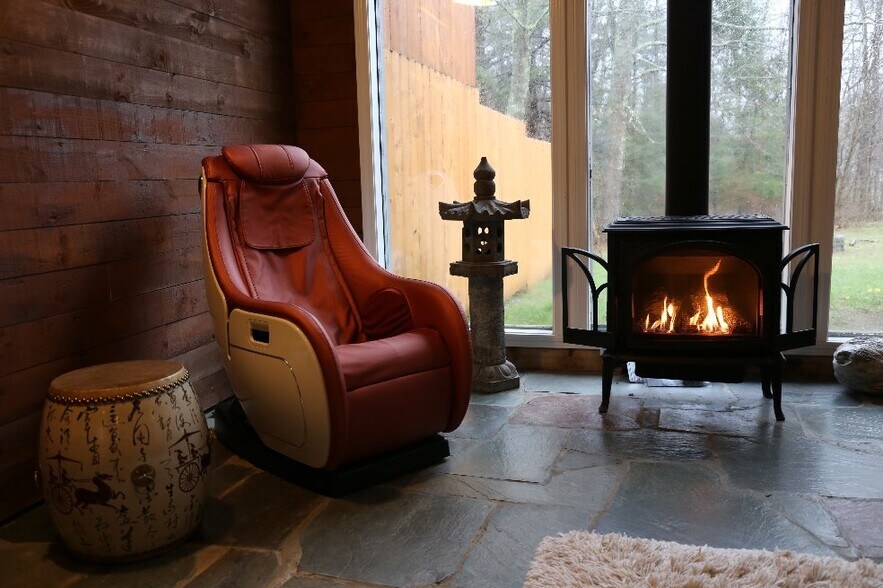 Entry room w/ gas fireplce - 131 Mill Ln