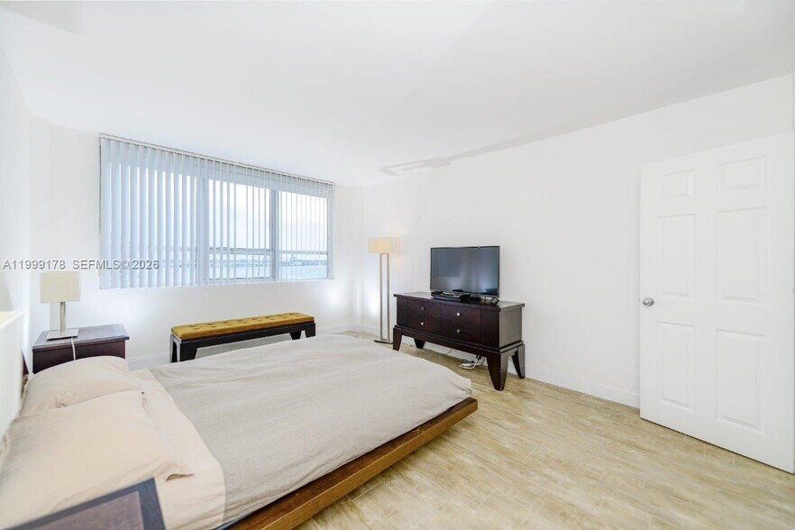 Building Photo - 1500 Bay Dr