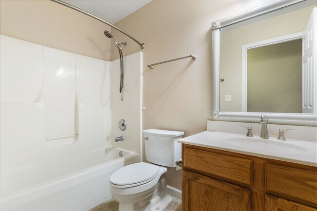 Building Photo - 3 Bed / 3 Bath. Pet Friendly. Easy access ...