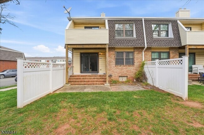 Building Photo - 2606 Trafalgar Square