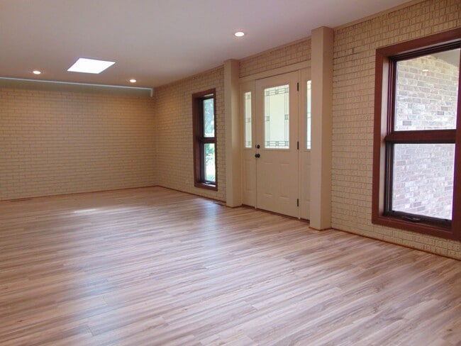 Building Photo - Amazing 3 Bed 2 Bath Country Home With Fab...
