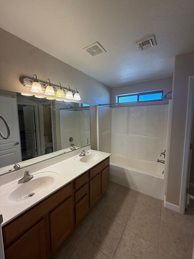 Building Photo - 3 Bedroom 2 Bathroom Home