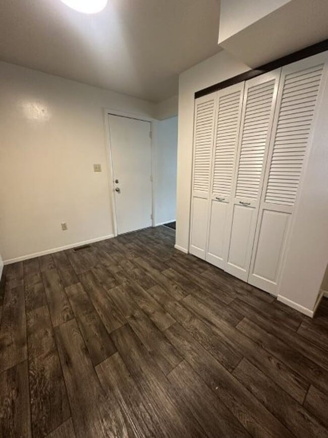 Building Photo - 700 700 W