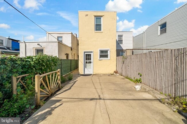 Building Photo - 2326 E Hazzard St